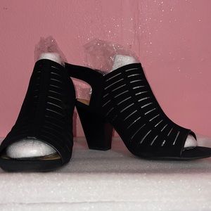 Y•Not? Black Suede Ankle Strap Heel Size 7 M